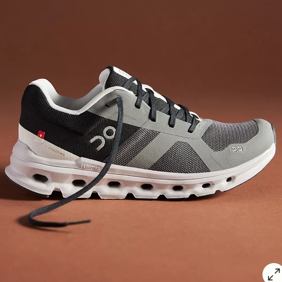 On running cloud runner sneaker - Picture 1 of 7